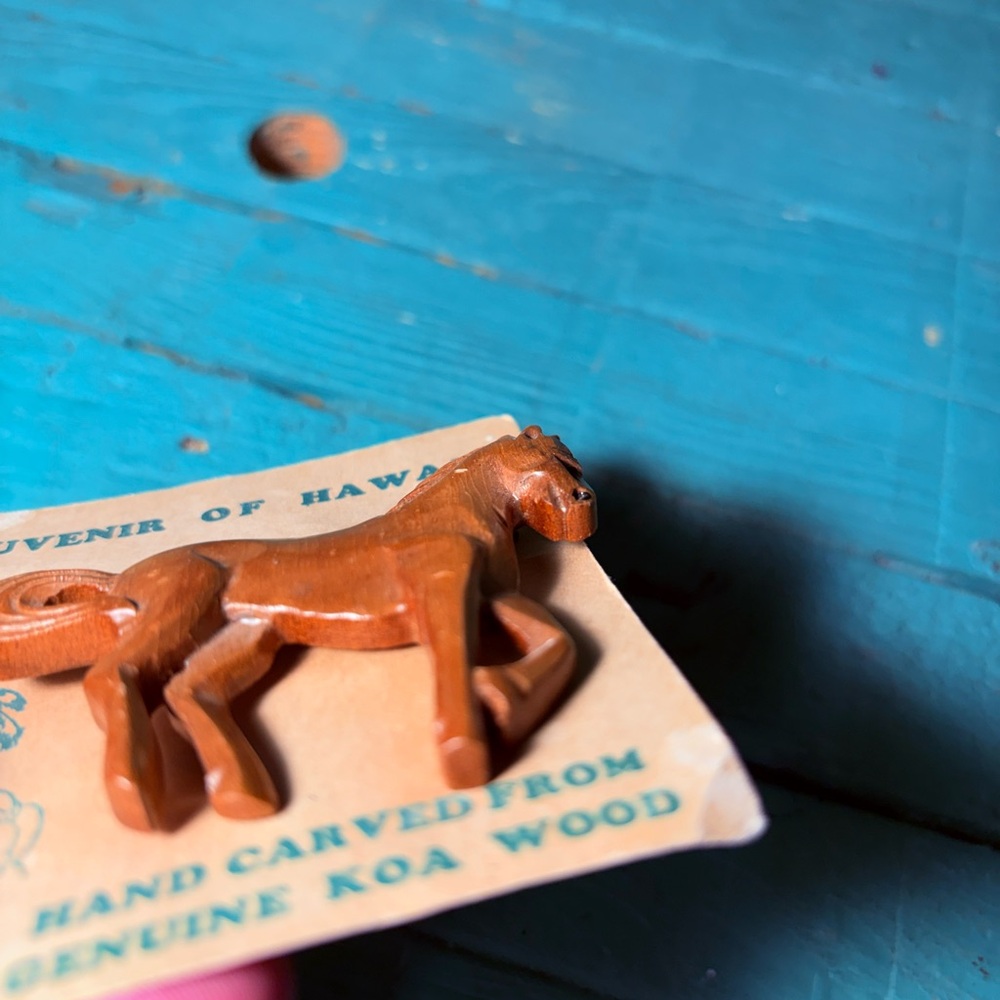 Vintage Koa Wood Horse Brooch Hand Carved Made in Hawaii - Picture 3 of 9
